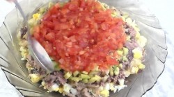 Рыбный салат без майонеза с авокадо и грушами - шаг 8