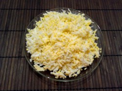 Салат Белочка с плавленным сыром - шаг 7