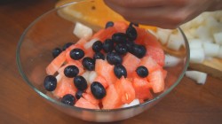 Салат фруктово ягодное удовольствие - шаг 5