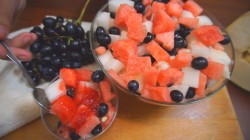 Салат фруктово ягодное удовольствие - шаг 6