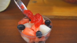 Салат фруктово ягодное удовольствие - шаг 7