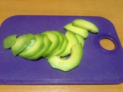 Салат из авокадо и помидоров - шаг 4 Салат из авокадо и помидоров - шаг 4