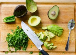 Салат из авокадо с креветками под греческим йогуртом - шаг 2 Салат из авокадо с креветками под греческим йогуртом - шаг 2