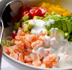 Салат из авокадо с креветками под греческим йогуртом - шаг 3 Салат из авокадо с креветками под греческим йогуртом - шаг 3