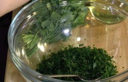 Салат из черной чечевицы с зеленью - шаг 3