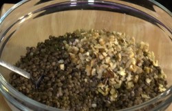 Салат из черной чечевицы с зеленью - шаг 5