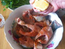 Салат из филе форели с кукурузой и помидорами - шаг 3