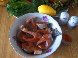 Салат из филе форели с кукурузой и помидорами - шаг 2