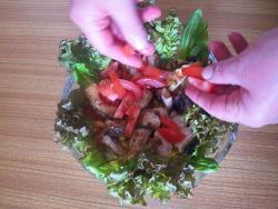 Салат из филе форели с кукурузой и помидорами - шаг 10