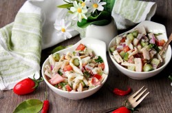 Салат из кальмаров консервированных с огурцами и яйцом - шаг 10