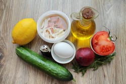 Салат из кальмаров консервированных с огурцами и яйцом - шаг 1