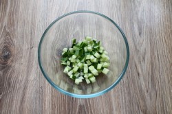 Салат из кальмаров консервированных с огурцами и яйцом - шаг 2