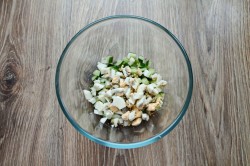 Салат из кальмаров консервированных с огурцами и яйцом - шаг 3