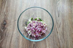 Салат из кальмаров консервированных с огурцами и яйцом - шаг 4