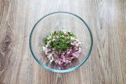 Салат из кальмаров консервированных с огурцами и яйцом - шаг 5