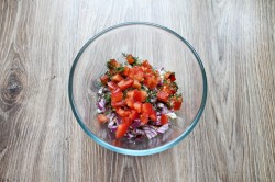 Салат из кальмаров консервированных с огурцами и яйцом - шаг 6