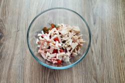 Салат из кальмаров консервированных с огурцами и яйцом - шаг 7