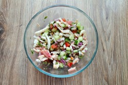 Салат из кальмаров консервированных с огурцами и яйцом - шаг 9