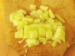 Салат из квашеной капусты и сухариков - шаг 1