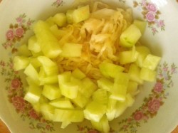 Салат из квашеной капусты и сухариков - шаг 2