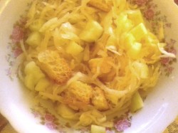 Салат из квашеной капусты и сухариков - шаг 3