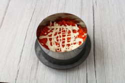 Салат с курицей грибами и картошкой - шаг 16