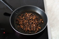 Салат с курицей грибами и картошкой - шаг 4