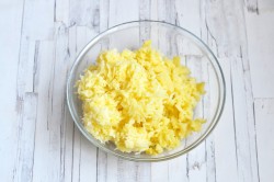 Салат Мимоза с рыбными консервами классический - шаг 3 Салат Мимоза с рыбными консервами классический - шаг 3