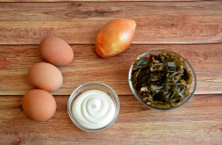 Вкусный и простой салат из морской капусты с яйцом - шаг 1