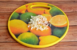 Вкусный и простой салат из морской капусты с яйцом - шаг 3