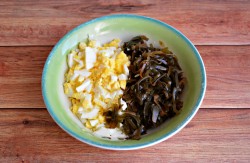 Вкусный и простой салат из морской капусты с яйцом - шаг 4