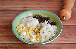 Вкусный и простой салат из морской капусты с яйцом - шаг 5