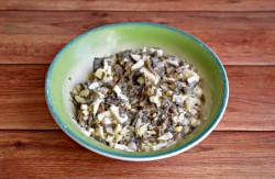 Вкусный и простой салат из морской капусты с яйцом - шаг 6