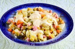 Салат Московский с копченой колбасой - шаг 8 Салат Московский с копченой колбасой - шаг 8