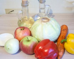 Капуста с болгарским перцем и яблоками - шаг 1 Капуста с болгарским перцем и яблоками - шаг 1