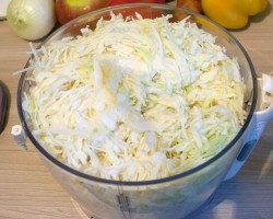 Капуста с болгарским перцем и яблоками - шаг 2 Капуста с болгарским перцем и яблоками - шаг 2