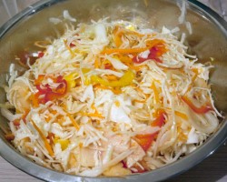 Капуста с болгарским перцем и яблоками - шаг 6 Капуста с болгарским перцем и яблоками - шаг 6