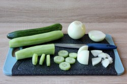 Резанные огурцы на зиму салатом - шаг 3