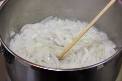 Резанные огурцы на зиму салатом - шаг 5