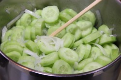 Резанные огурцы на зиму салатом - шаг 6