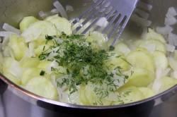 Резанные огурцы на зиму салатом - шаг 7