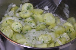 Резанные огурцы на зиму салатом - шаг 9
