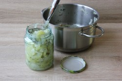 Резанные огурцы на зиму салатом - шаг 8