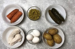 Салат Оливье без майонеза с йогуртом и курицей - шаг 1 Салат Оливье без майонеза с йогуртом и курицей - шаг 1