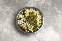 Салат Оливье без майонеза с йогуртом и курицей - шаг 7 Салат Оливье без майонеза с йогуртом и курицей - шаг 7