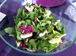 Салат овощной листья салата, желтый перец, огурцы, помидоры - шаг 1