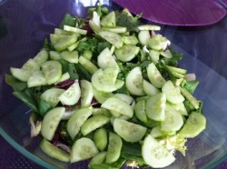 Салат овощной листья салата, желтый перец, огурцы, помидоры - шаг 2