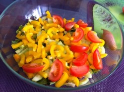 Салат овощной листья салата, желтый перец, огурцы, помидоры - шаг 3