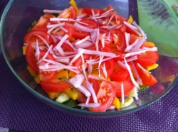 Салат овощной листья салата, желтый перец, огурцы, помидоры - шаг 4