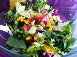 Салат овощной листья салата, желтый перец, огурцы, помидоры - шаг 5